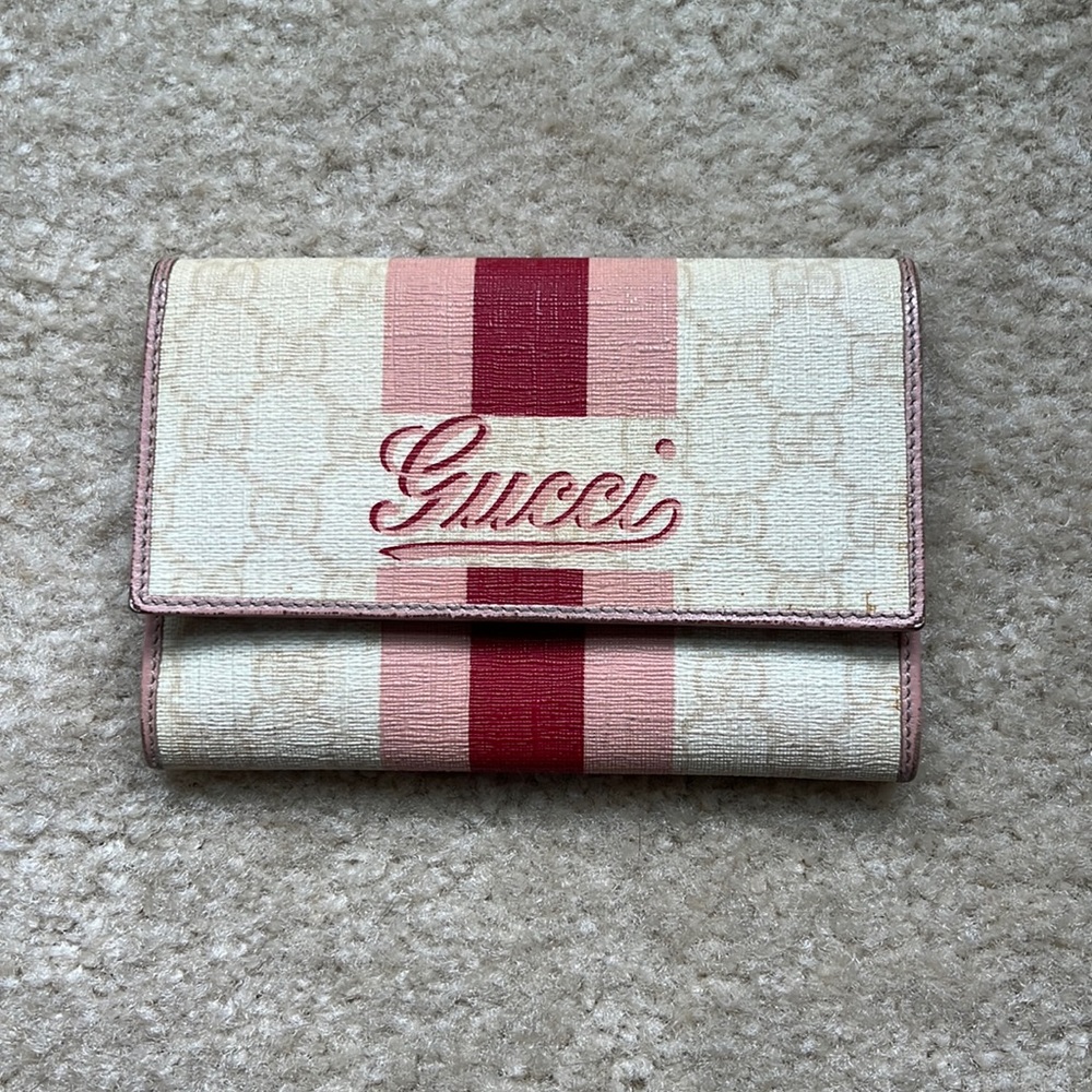Mid size Auth Gucci wallet